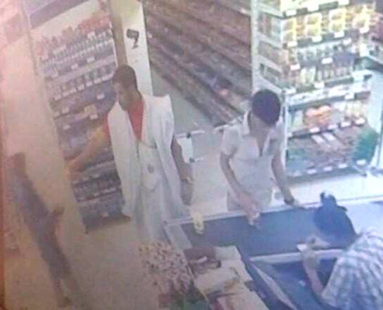  الشاب صاحب القميص الأحمر هو من اطلق النار علي العامل بمحله التجاري حسب الصور المسربة من كاميرا المراقبة اليوم الأحد 9-8-2015