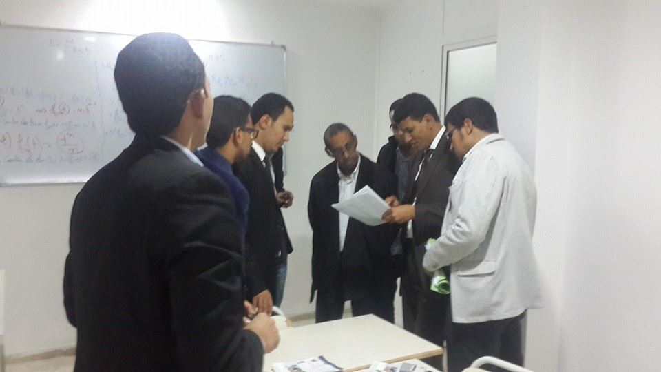لحظة التوقيع على محضر نتائج الانتخابات مساء اليوم وسط حضور المستشار الثقافي بالسفارة