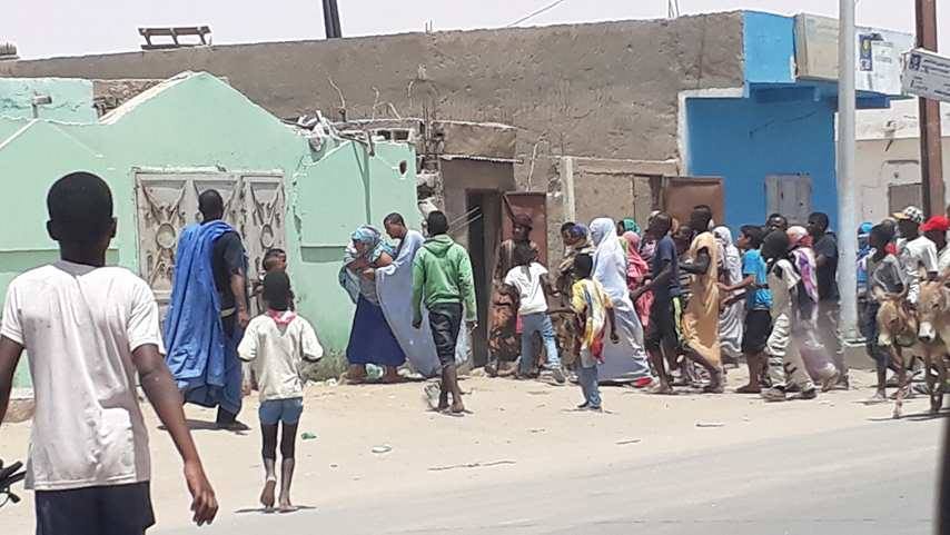 كاد هذا الشاب يلقى حتفه قرب منزل ذويه بدار النعيم، لكن تدخل البعض أنقذه من أيدي المتظاهرين فى المنطقة   