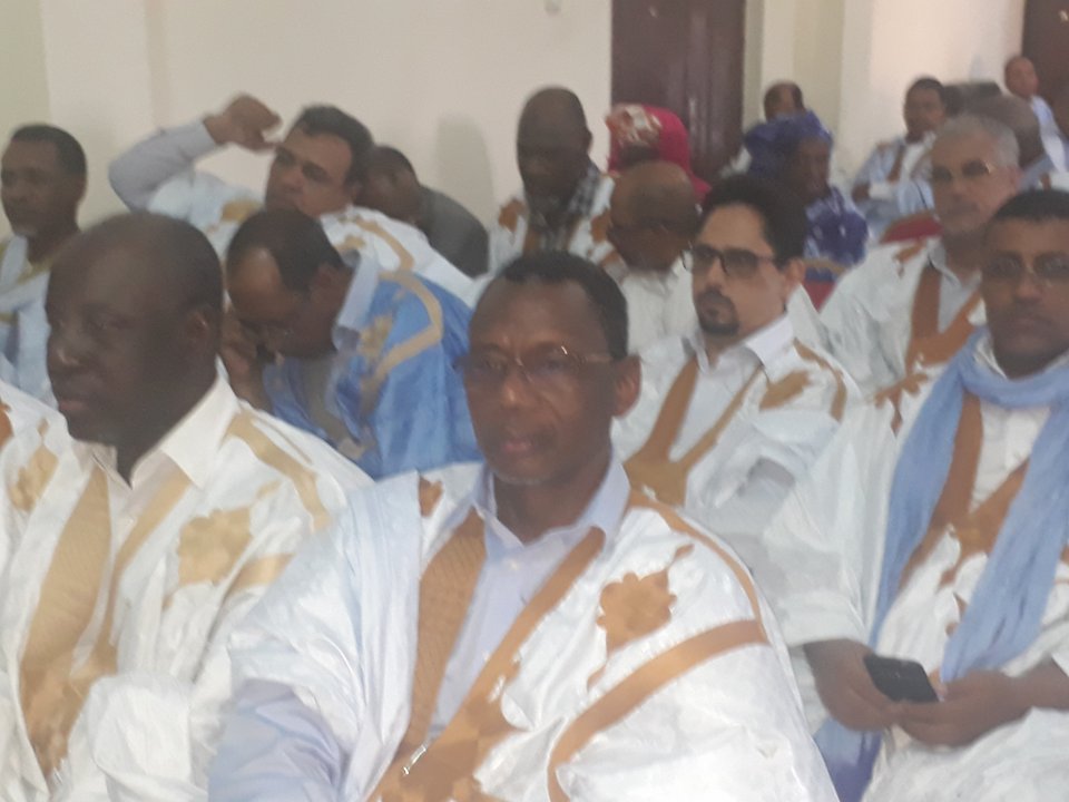 مدير ميناء الصيد التقليدى يرب ولد أسغير إلى جانب وزير العدل السابق عابدين ولد الخير، وفى الخلف يظهر وزير الثقافة محمد الأمين ولد الشيخ إلى جانب فدرالى نواكشوط الشمالية  أحمد جدو ولد الزين