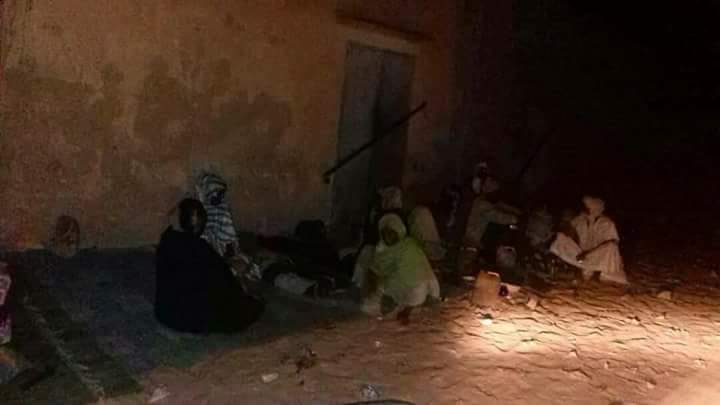 مجموعة من فقراء المقاطعة أمام أحد المتاجر ليلا رغم البرد القارس بفعل الفاقة والعجز