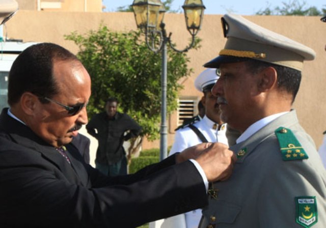 قائد جهاز الجمارك اللواء الداه ولد المامى أثناء توشيحه من قبل الرئيس