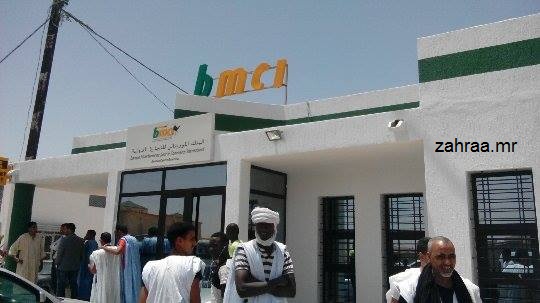 واجهة فرع البنك الموريتاني للتجارة الدولية لحظات بعد عملية الهجوم 