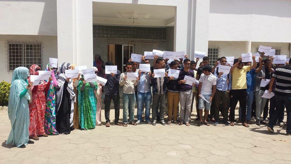 طلاب موريتانيون يتظاهرون أمام السفارة في دكار في وقت سابق 