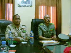 من اليمين : الفريق حننا ولد سيدى مع مدير المدرسة العقيد الحسن ولد مكت