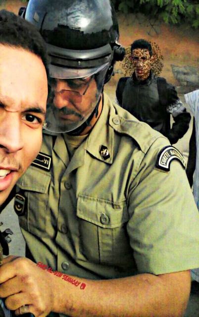 الشرطى واصل ضربه والطالب انشغل بتصوير المشهد بالكاميرا والفيديو