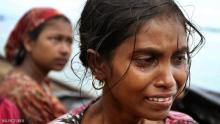 امرأة مسلمة تذرف الدمع بعد أن فرت من ميانمار بعد العنف الطائفي الذي ضرب البلاد