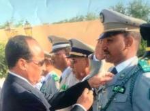 المقدم شيخنا ولد القطب أثناء توشيحه من طرف الرئيس فى وقت سابق