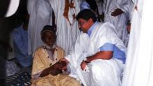 رئيس الحزب الحاكم سيدي محمد ولد محم مع أحد فقراء دار النعيم لحظة الإفطار