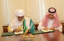 وزير العمل والتنمية الاجتماعية السعودي علي بن ناصر الغفيص ووزيرة الوظيفة العمومية والعمل وعصرنة الإدارة كمب با خلال توقيع الاتفاقية 