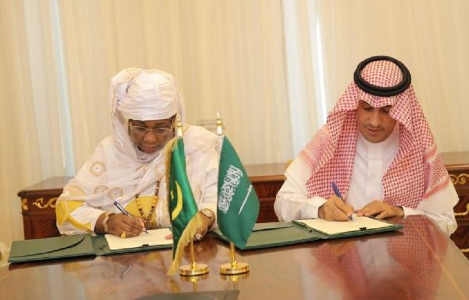 وزير العمل والتنمية الاجتماعية السعودي علي بن ناصر الغفيص ووزيرة الوظيفة العمومية والعمل وعصرنة الإدارة كمب با خلال توقيع الاتفاقية 