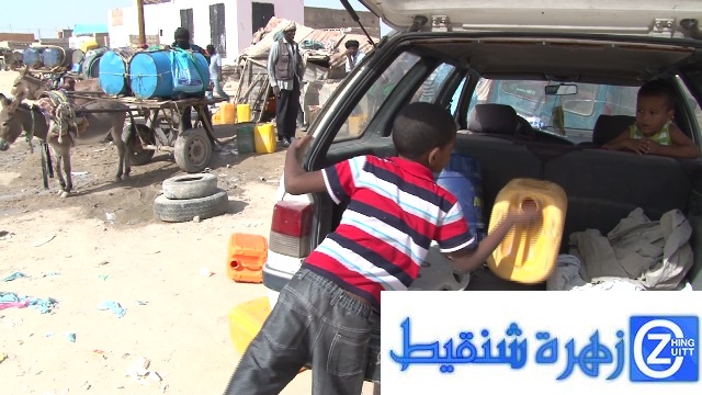 البحث عن الماء بكل وسيلة هو شغل الأسر القاطنة فى العاصمة المنكوبة بسياسييها 